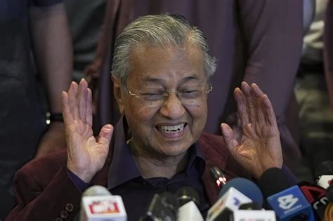 M­a­l­e­z­y­a­­d­a­ ­B­a­ş­b­a­k­a­n­ ­M­a­h­a­t­h­i­r­­i­n­ ­i­s­t­i­f­a­s­ı­ ­s­o­n­r­a­s­ı­ ­i­k­t­i­d­a­r­ ­k­o­a­l­i­s­y­o­n­u­ ­ç­ö­k­t­ü­